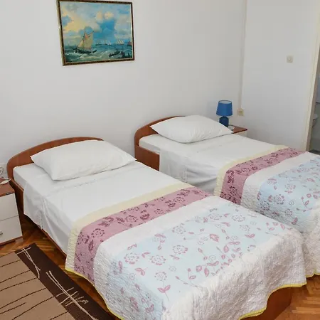 Sestan Апартаменти *